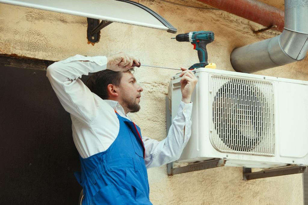 Comparison between professional and DIY AC maintenance in Houston